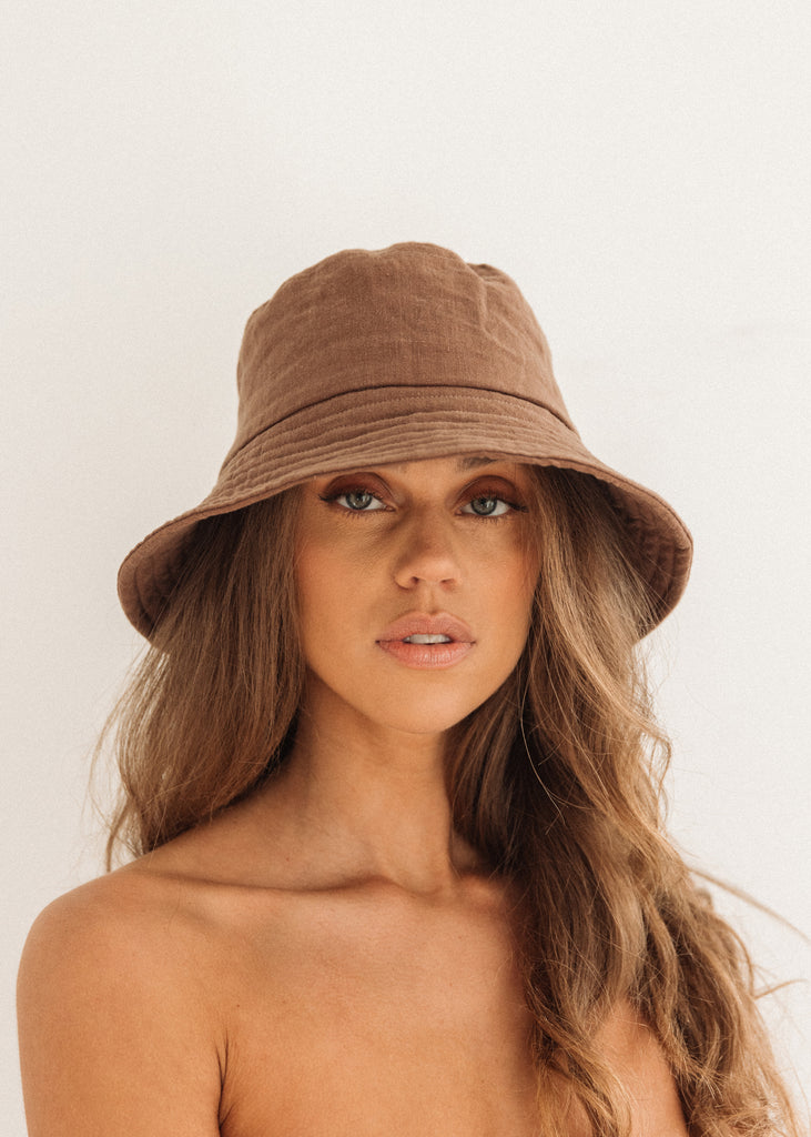The Bronson Bucket is the perfect addition to your summer wardrobe and to any of our sets. With a minimal and functional design, The Bronson Bucket will keep you stylish and protected from the sun. Seen in our colourway Toffee. Made from 100% Linen.