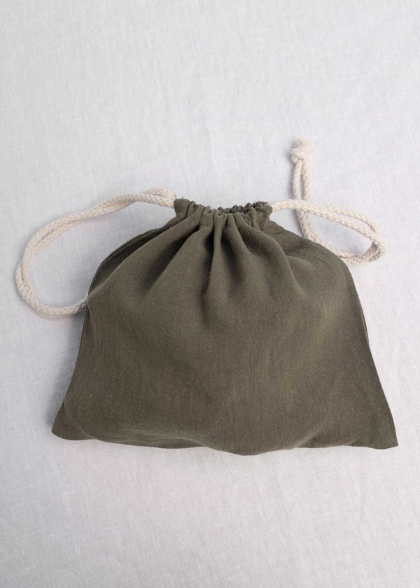 Hold all of your things in The Alma Bag. Ethically made from 100% linen and re-usable.  The perfect little travel companion to keep your luggage organized - Think make-up, undies, swimsuits, cords, scrunchies, and skincare. Or take it day to day for your snacks, produce, keys, sunglasses, or iPad.  This is our Green Colourway.