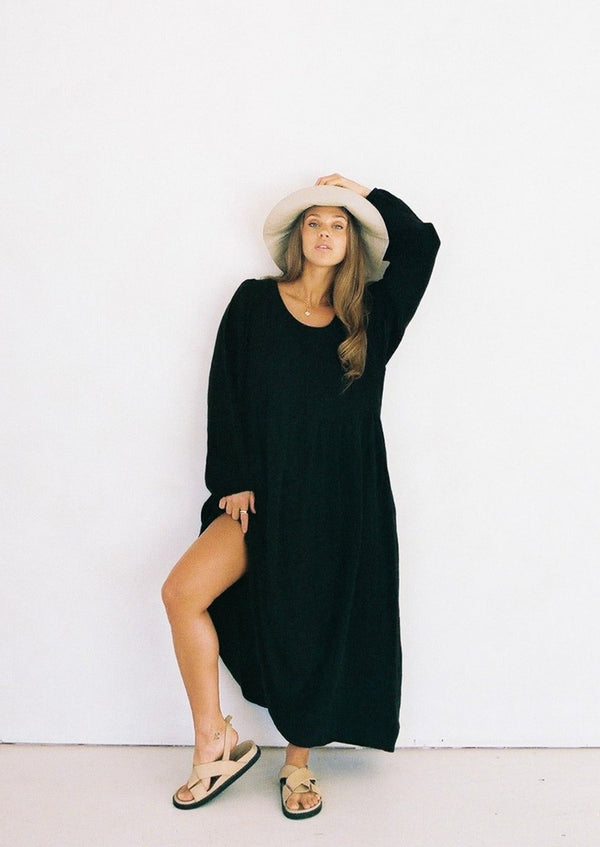 The Mosman Maxi is the perfect piece to carry you through the seasons. Designed with long, flowy sleeves that are elasticated at the hem, side seam pockets, and a flattering curved neckline, you won't want to take this dress off. The Mosman Maxi is made of beautiful heavy-weight twill linen enhancing it's ultra-soft and cozy features.