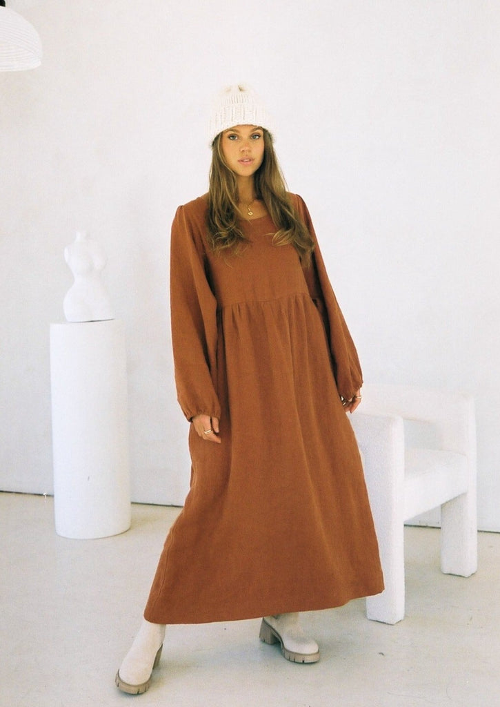 The Mosman Maxi is the perfect piece to carry you through the seasons. Designed with long, flowy sleeves that are elasticated at the hem, side seam pockets, and a flattering curved neckline, you won't want to take this dress off. The Mosman Maxi is made of beautiful heavy-weight twill linen enhancing it's ultra-soft and cozy features.